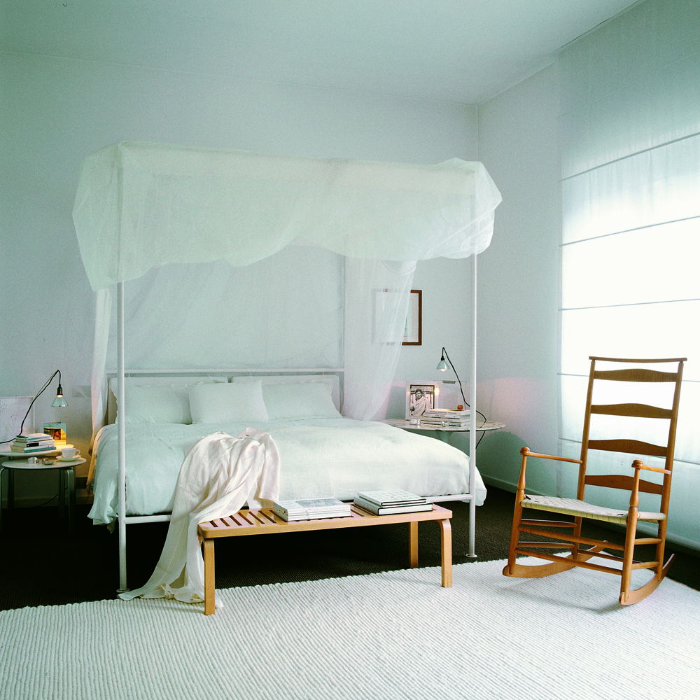 Asseman bed designed by Patrizia Cagliani for De Padova