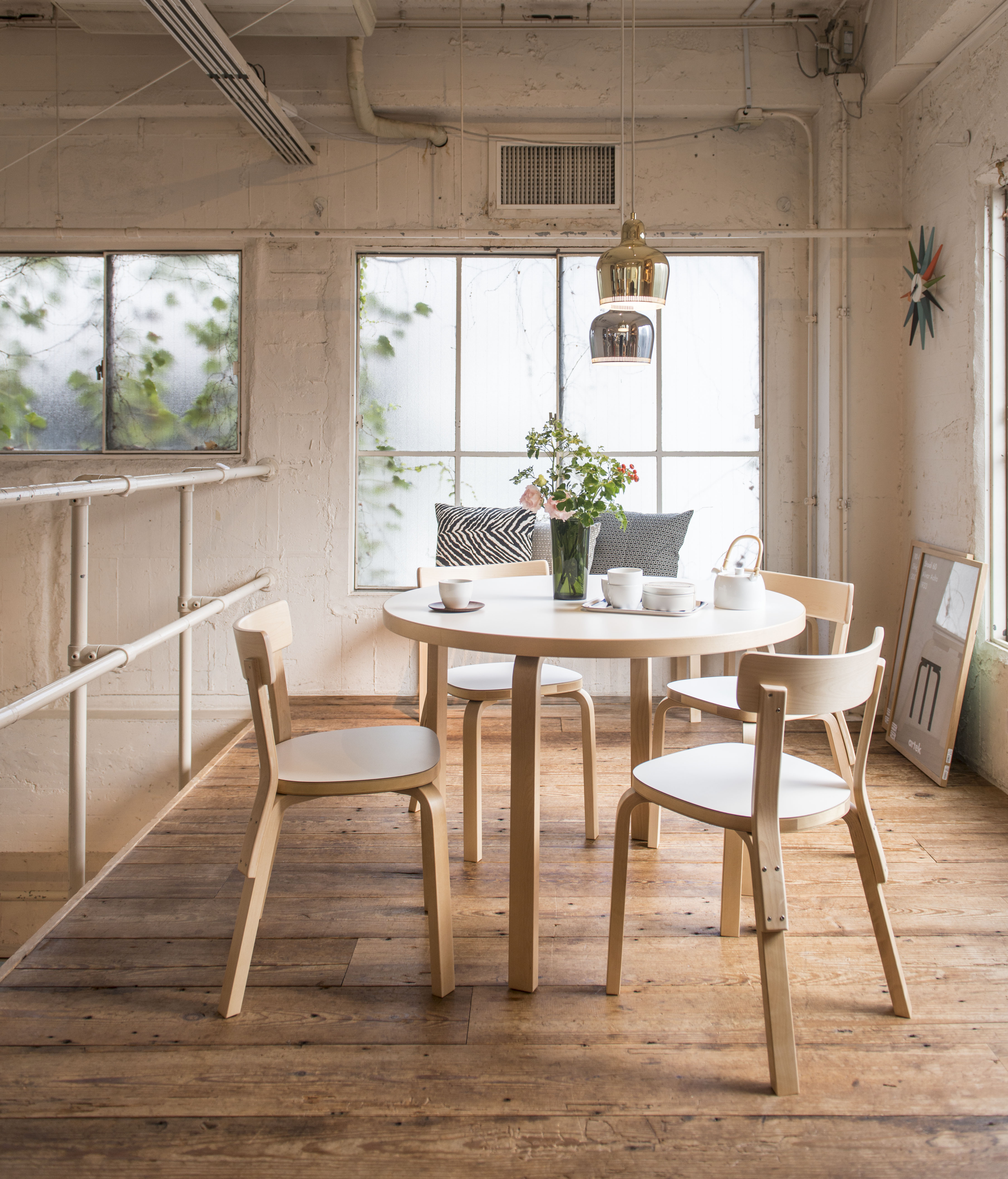aalto-table-90a-chair-69-pendant-light-a330s-golden-bell-master