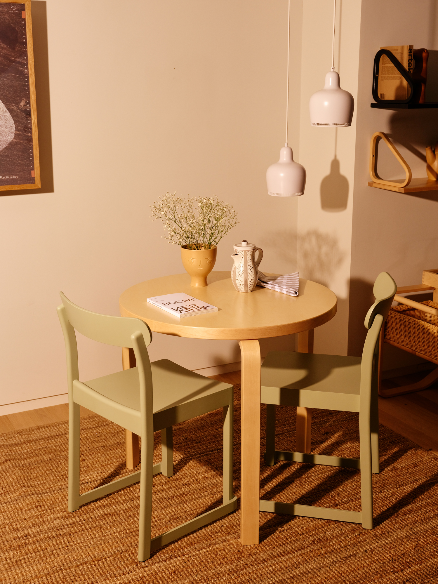 atelier-chair-aalto-table-round-90a-midsummer-dream-vase-pendant-a330s-golden-bell-master