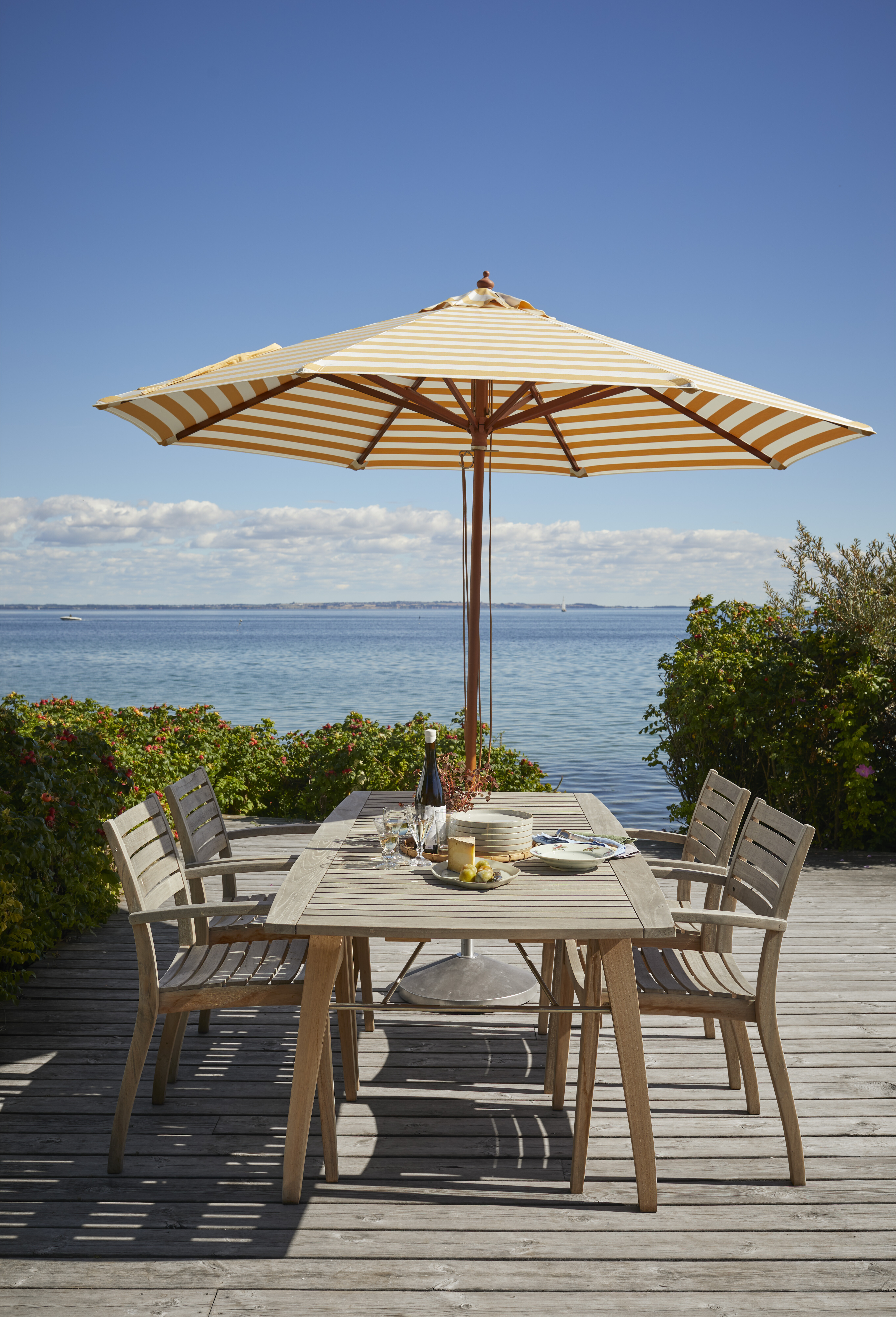 ballare-chair-table-and-messina-umbrella-03