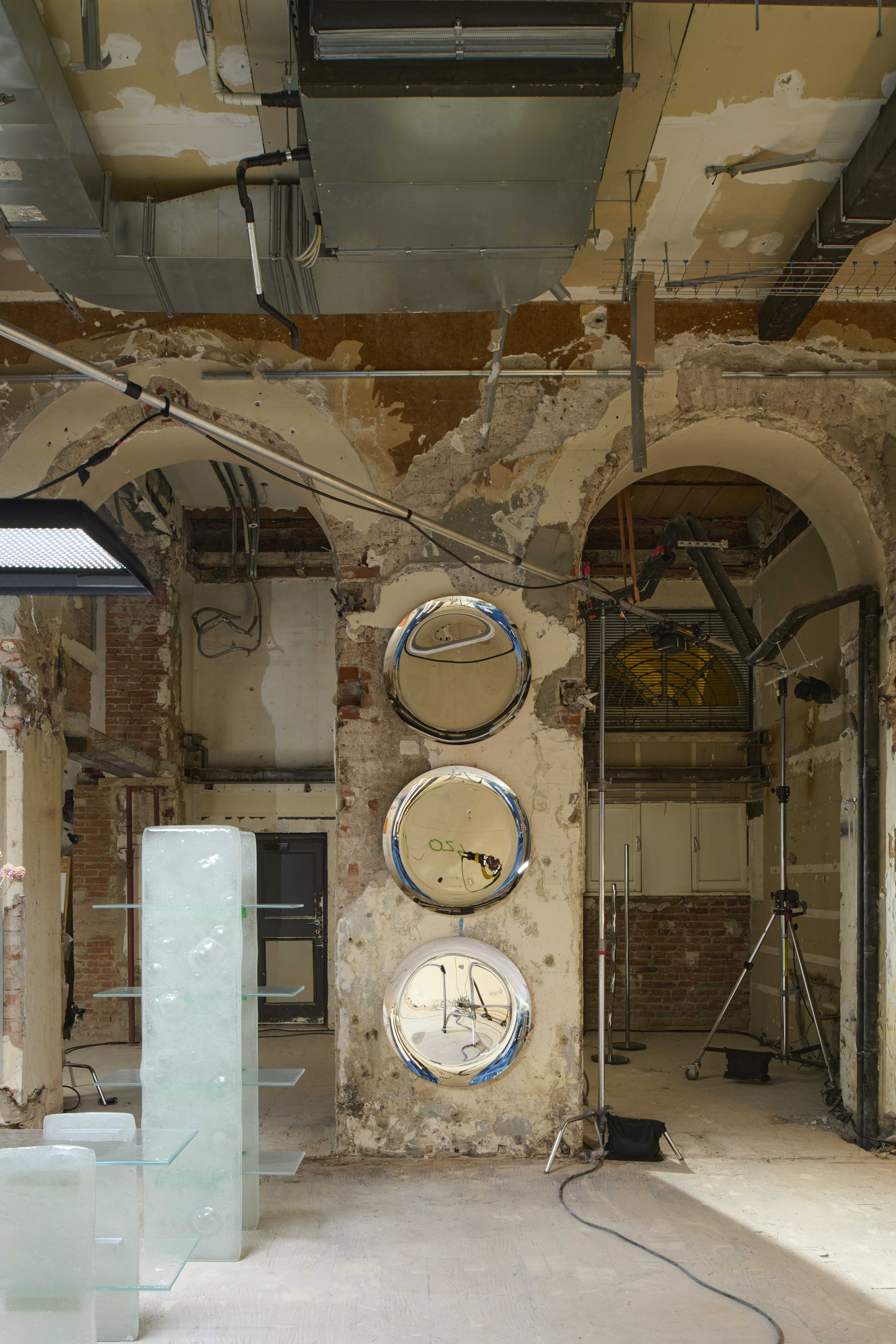 behind-the-windows-glas-italia-showroom-2