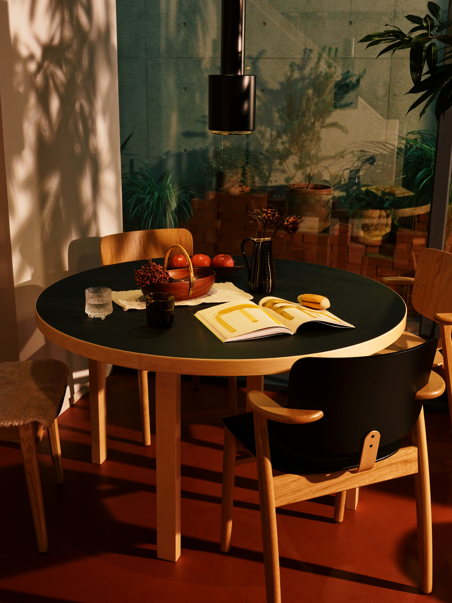 domus-chair-aalto-table-round-91-master