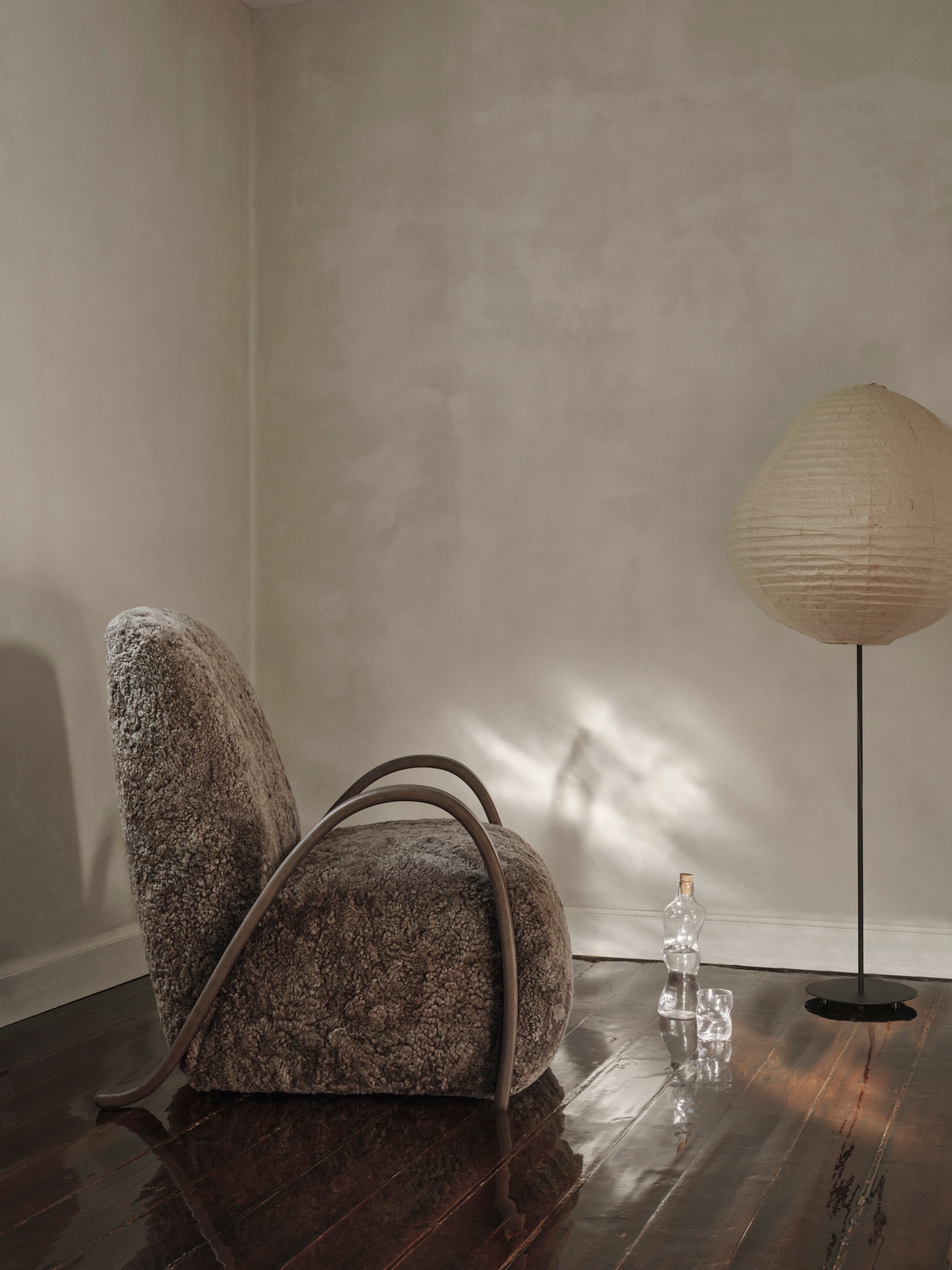 fermliving-aw24-buurloungechair-sheepskin-sahara-1104270245-1104270521-1104270522-kurbisfloorlamp-tall-naturalblack-1104270225