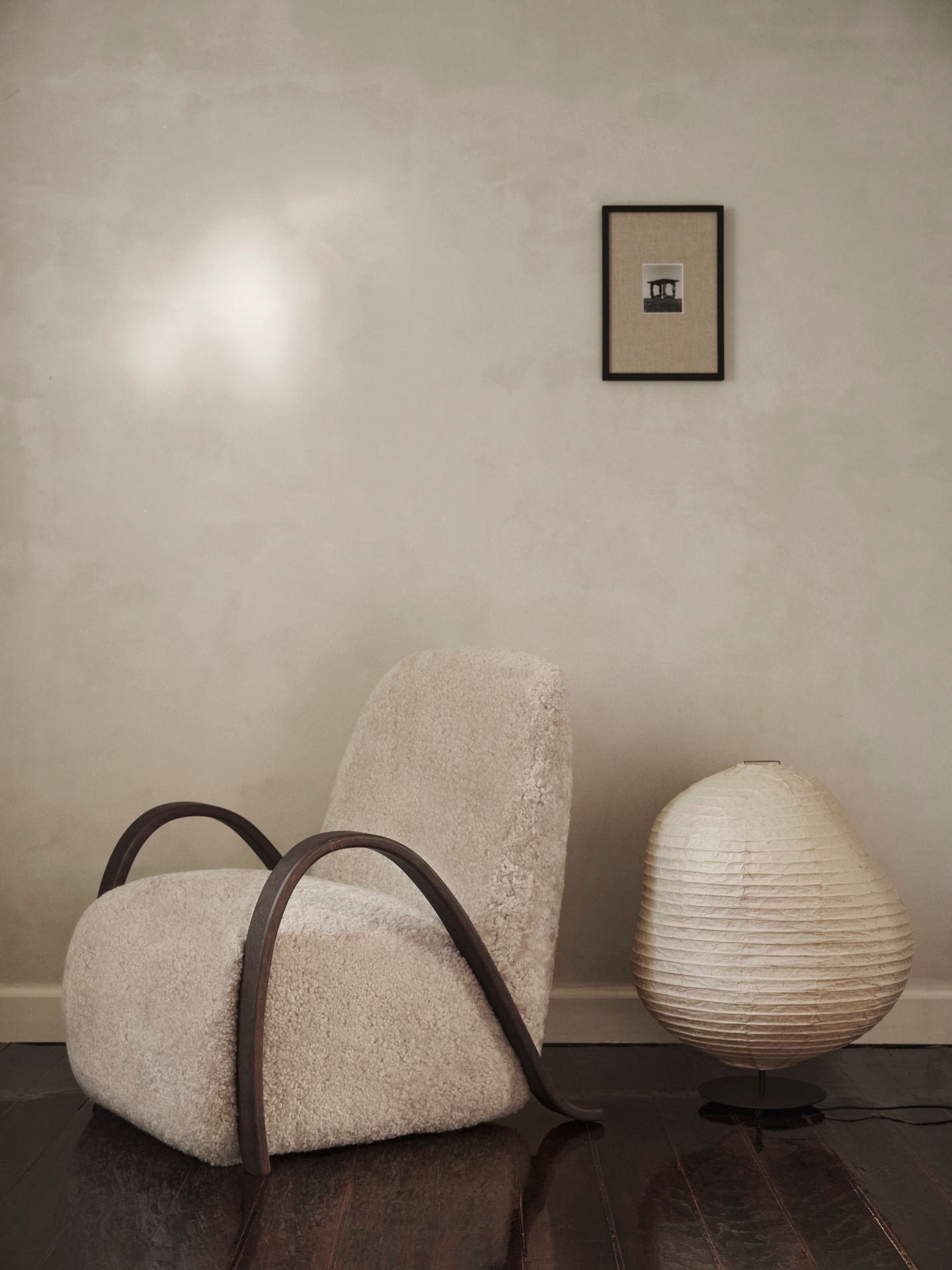 fermliving-aw24-buurloungechair-sheepskinmoonlight-1104270246-1104270523-1104270524-kurbisfloorlamp-low-naturalblack-1104270226