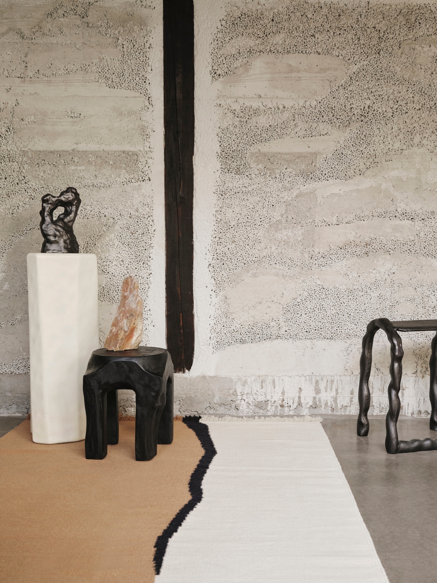 fermliving-aw24-soilkelimrug-140x200-1104269365-staffapedestal-1104267965-rootstool-1104267440