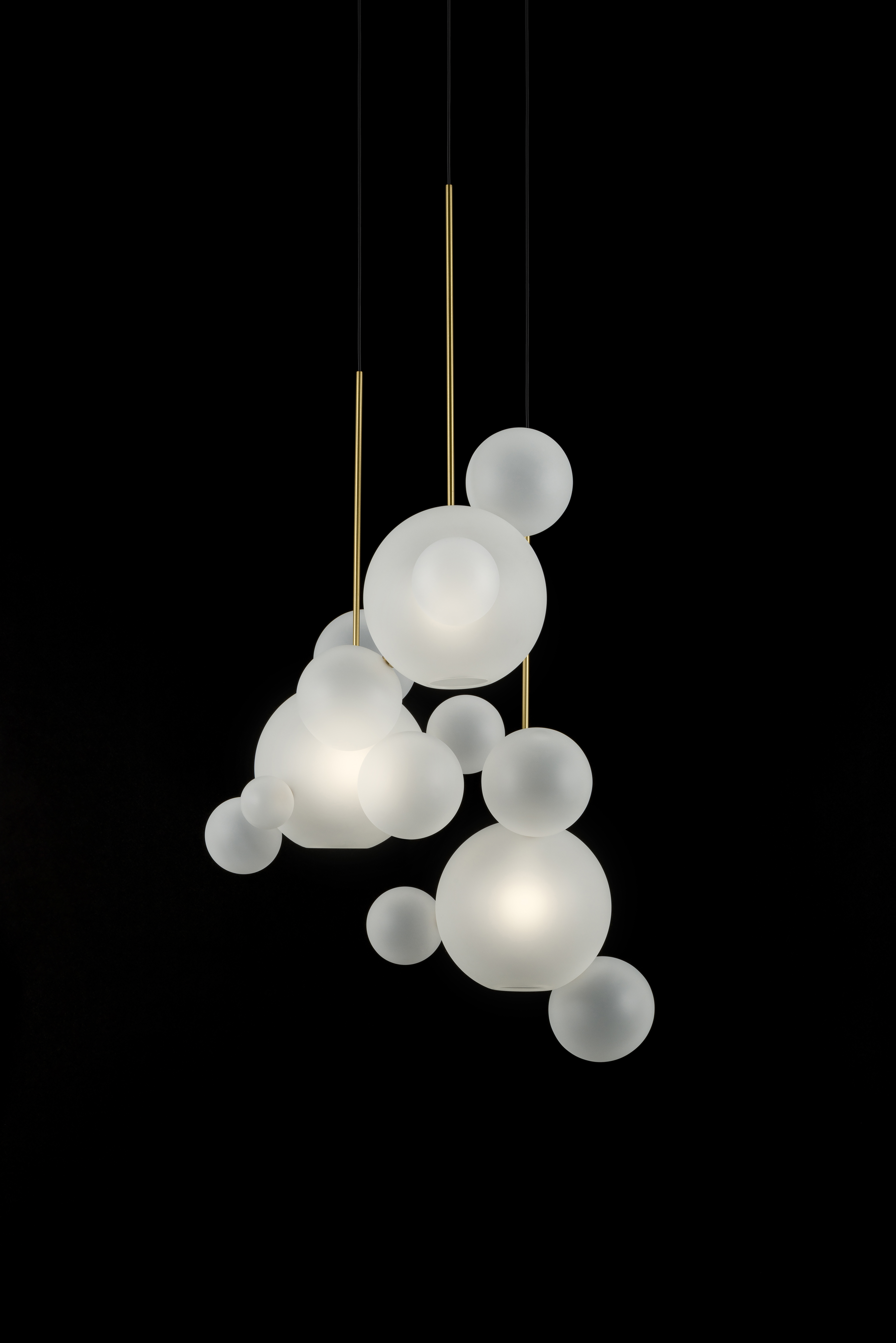 giopatocoombes-bolle-frosted-circular-chandelier-14-bubbles-ph-federicovilla