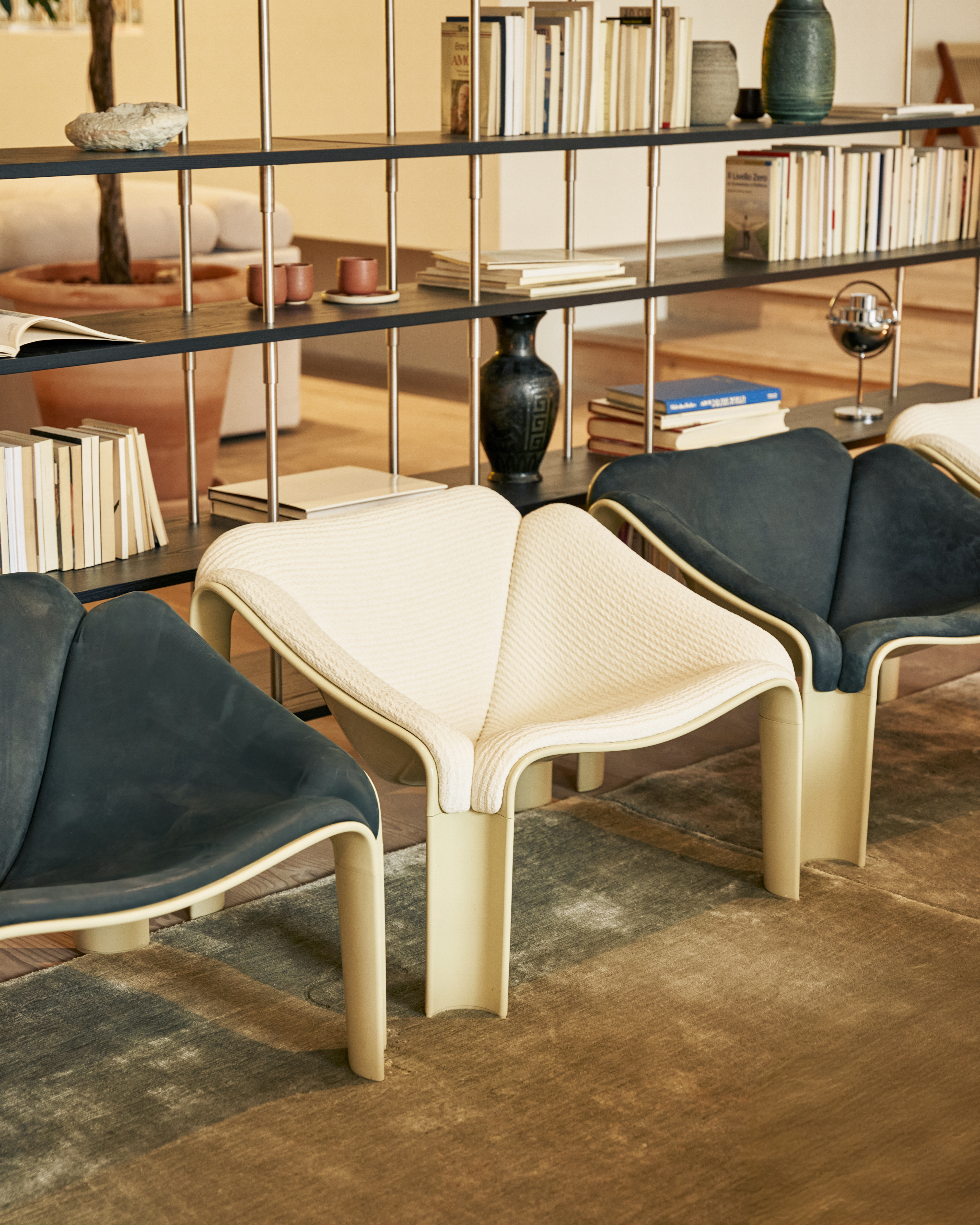 gubi-showroom-2025-f300-by-pierre-paulin-42