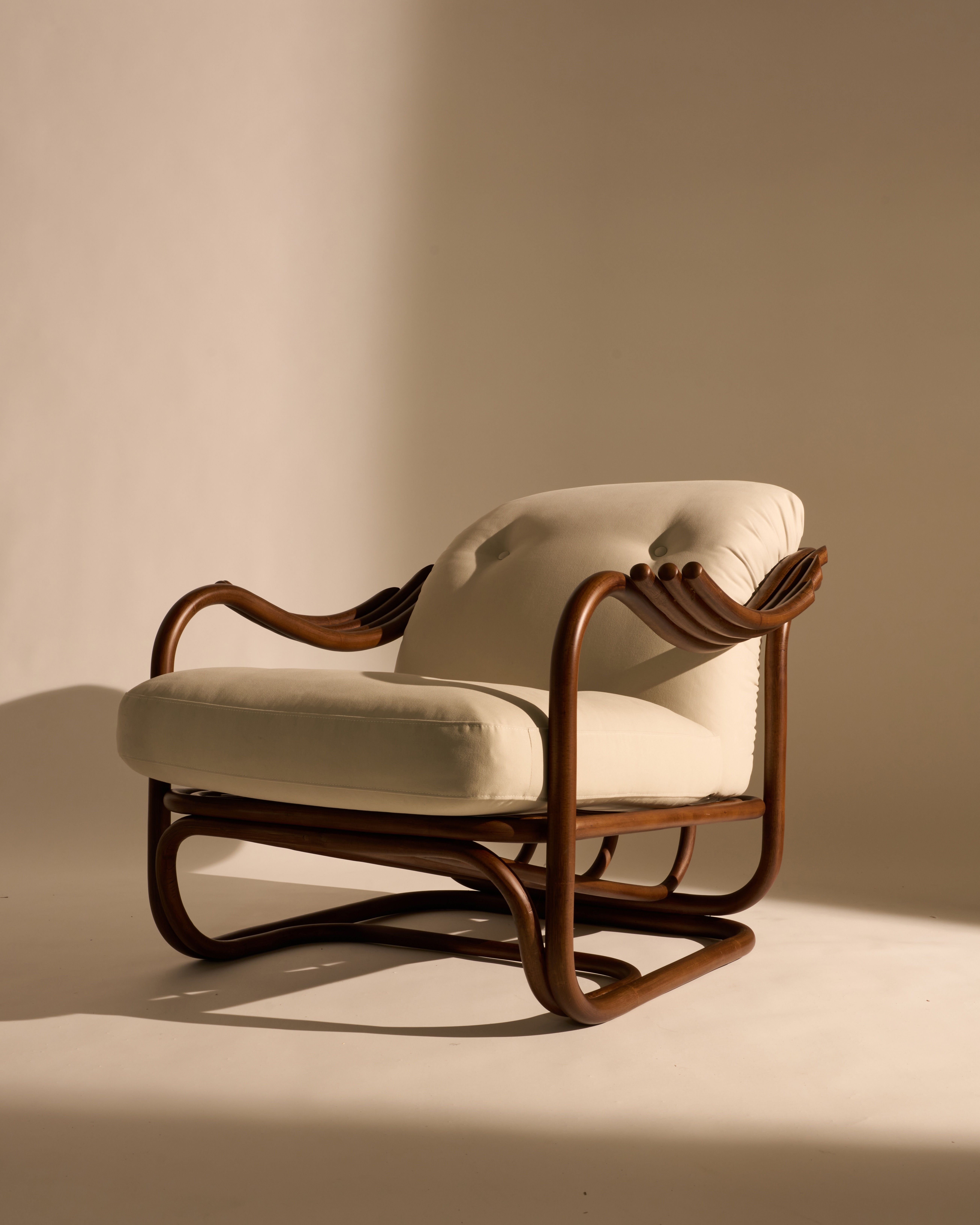 gubi-summer25-poltronatria-01