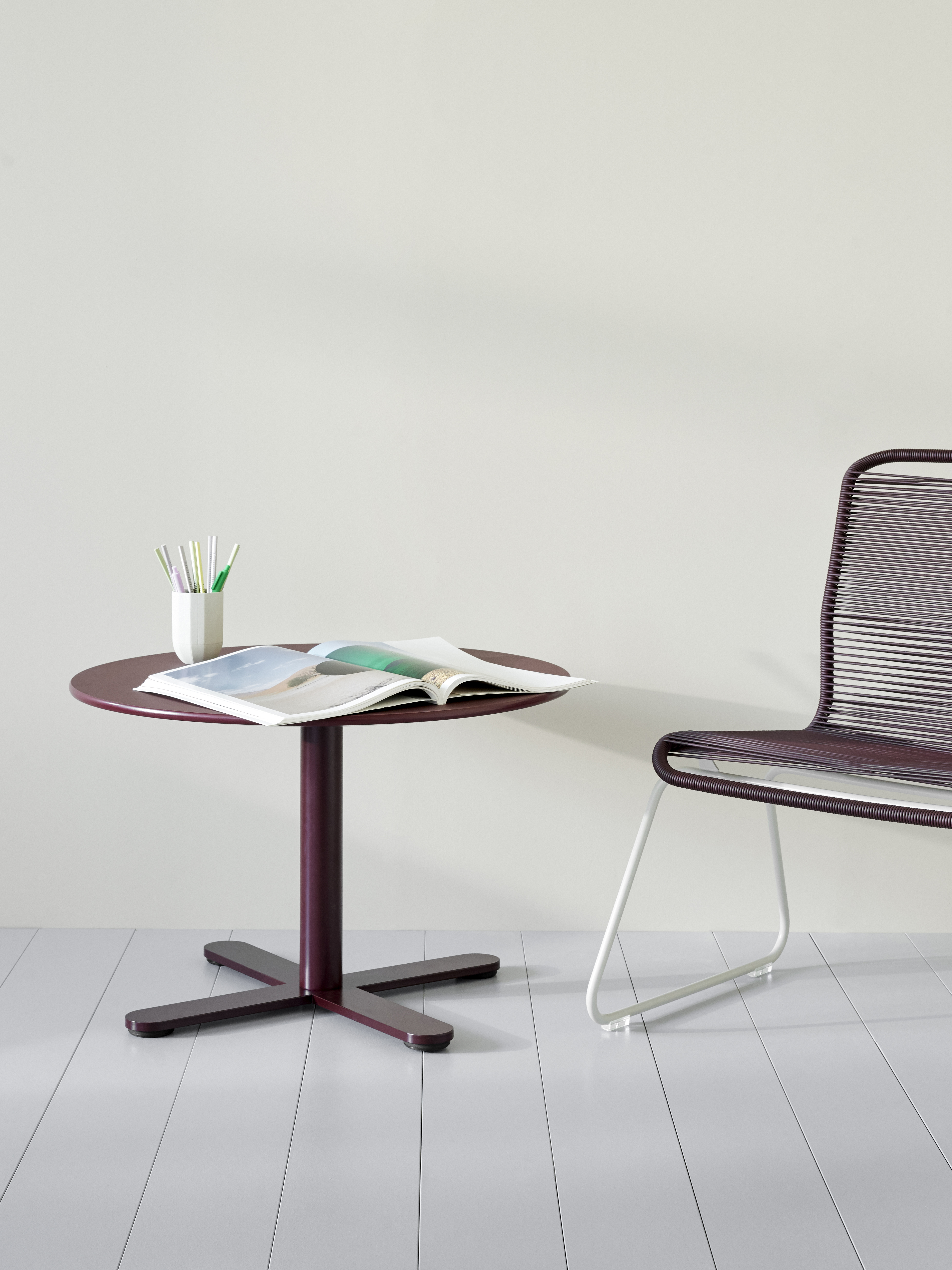 montana-multitable-cafe-h45-o70-burgundylinoleum-blackred