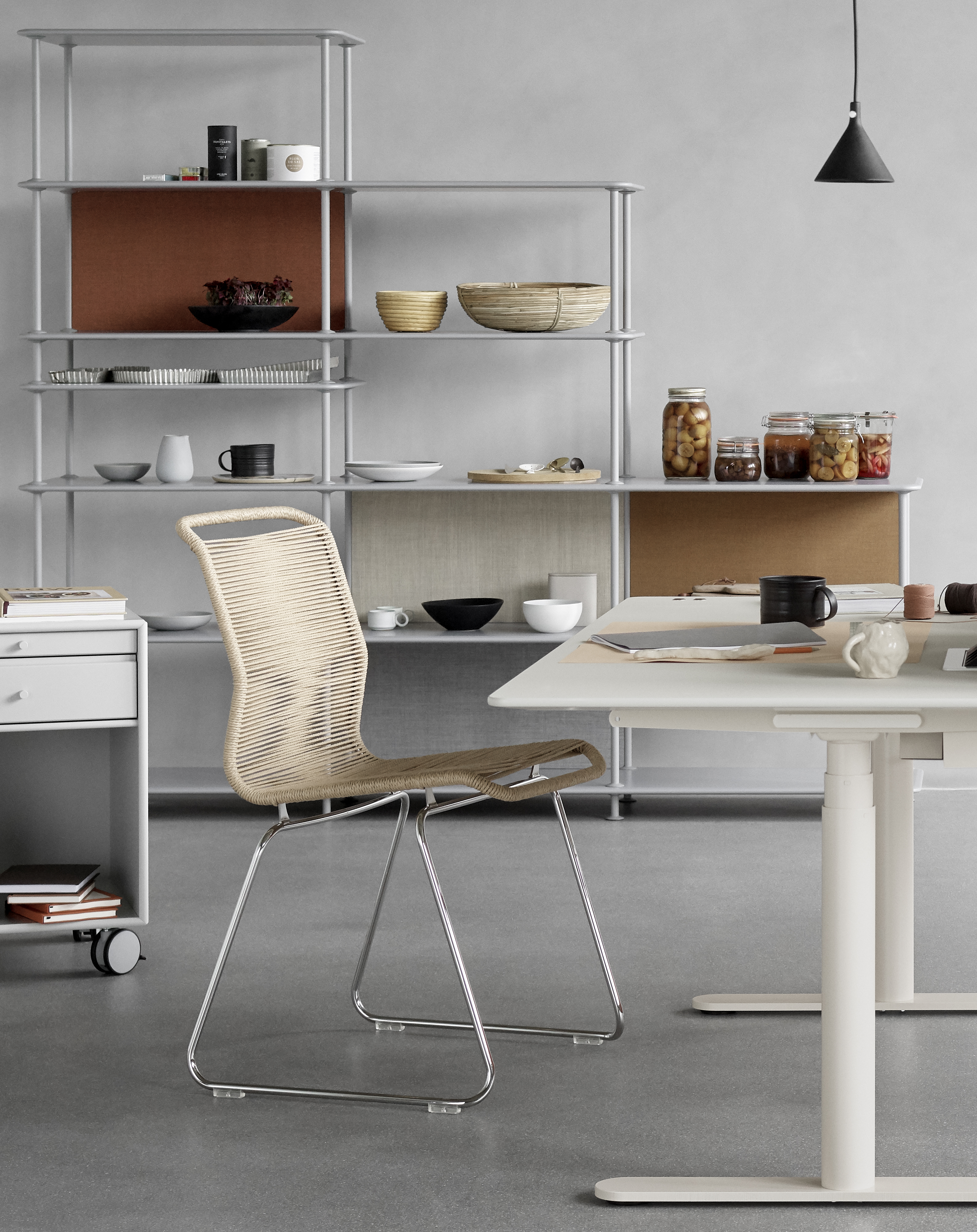 montana-office-pantonone-naturepaper-chrome-detail