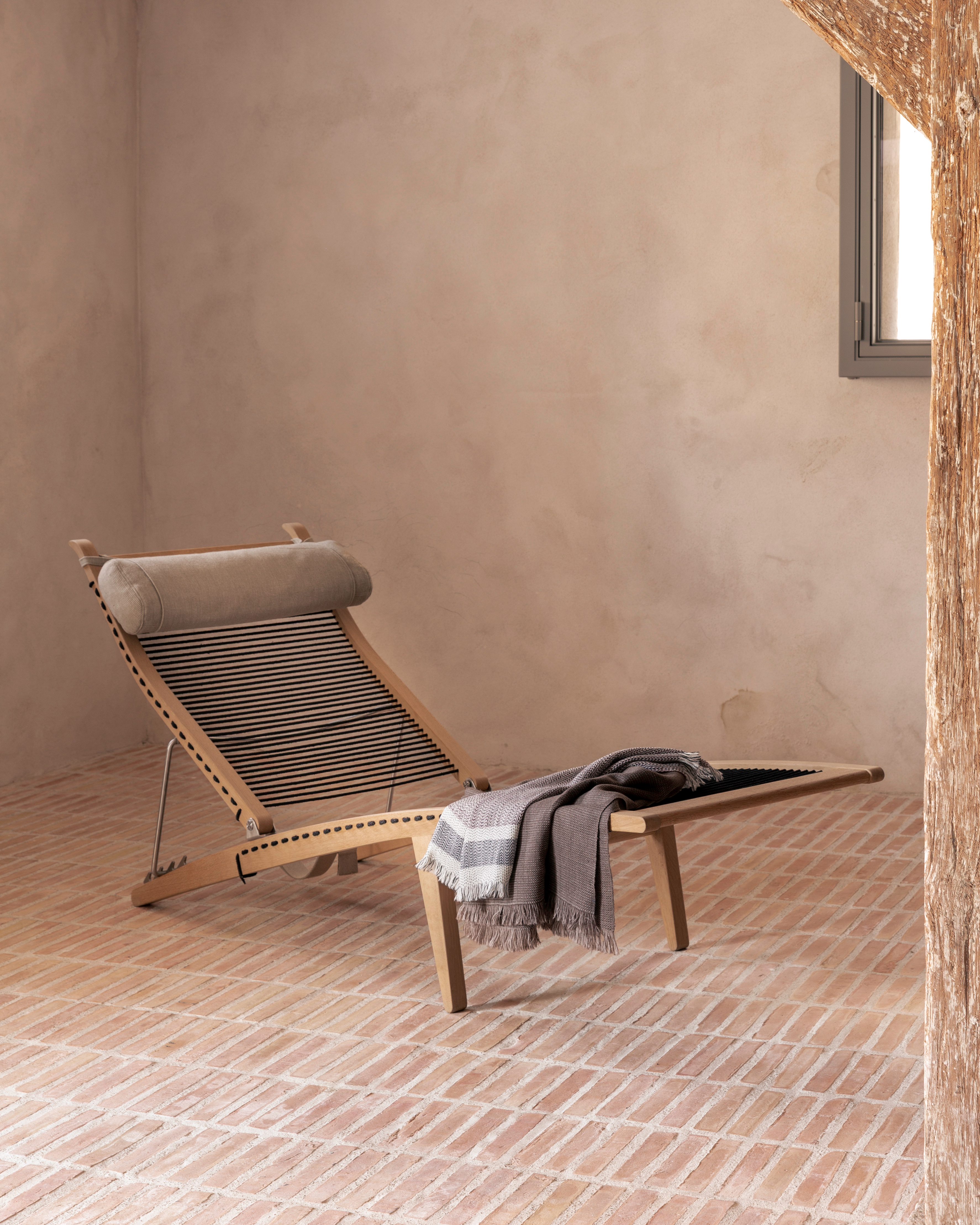 pp-mobler-wegner-pp524-deck-chair-oak-soap-lifestyle-1