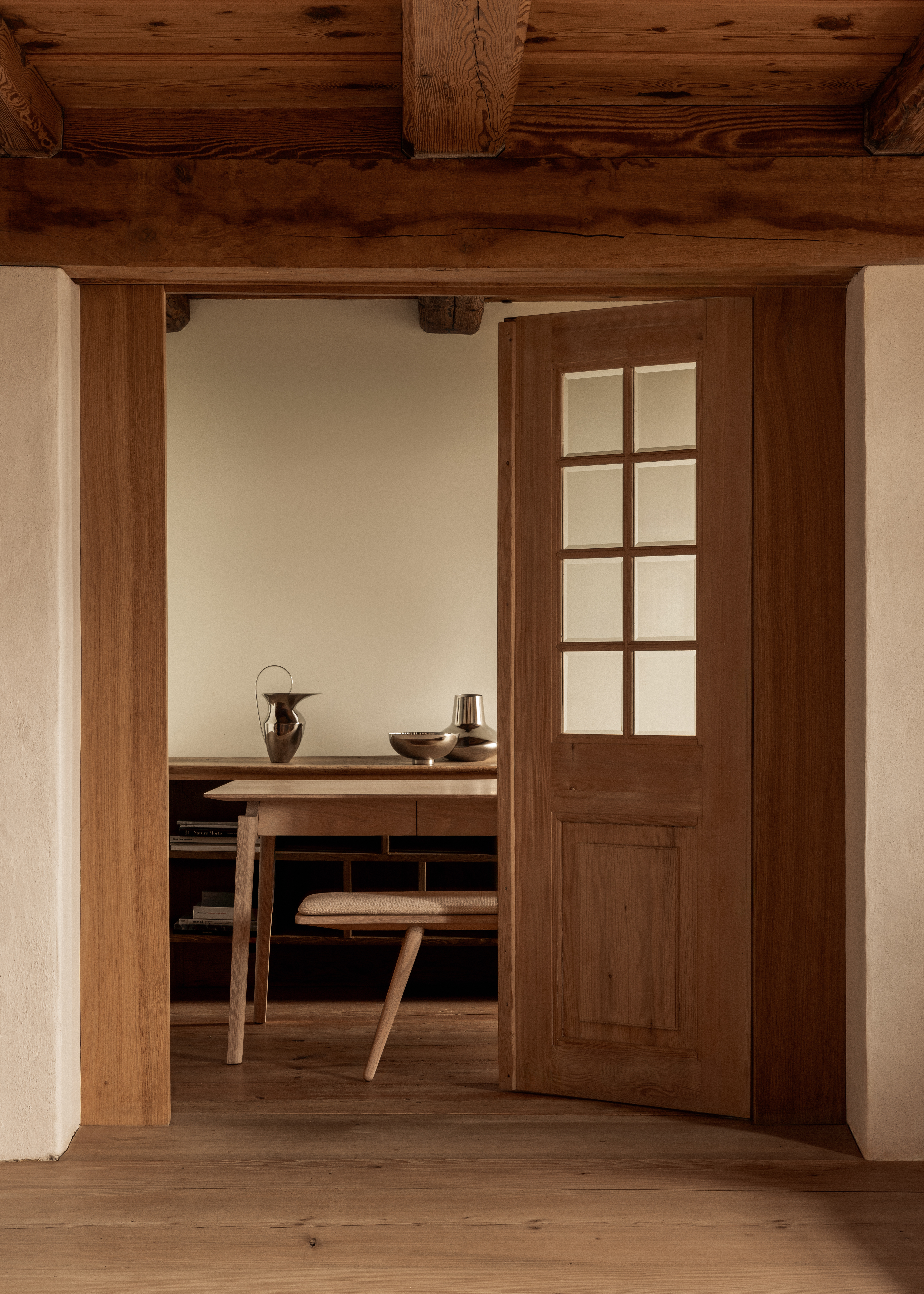 seitz-traditional-home-appenzeller-dining-table-and-chalet-bench-with-cushion-02