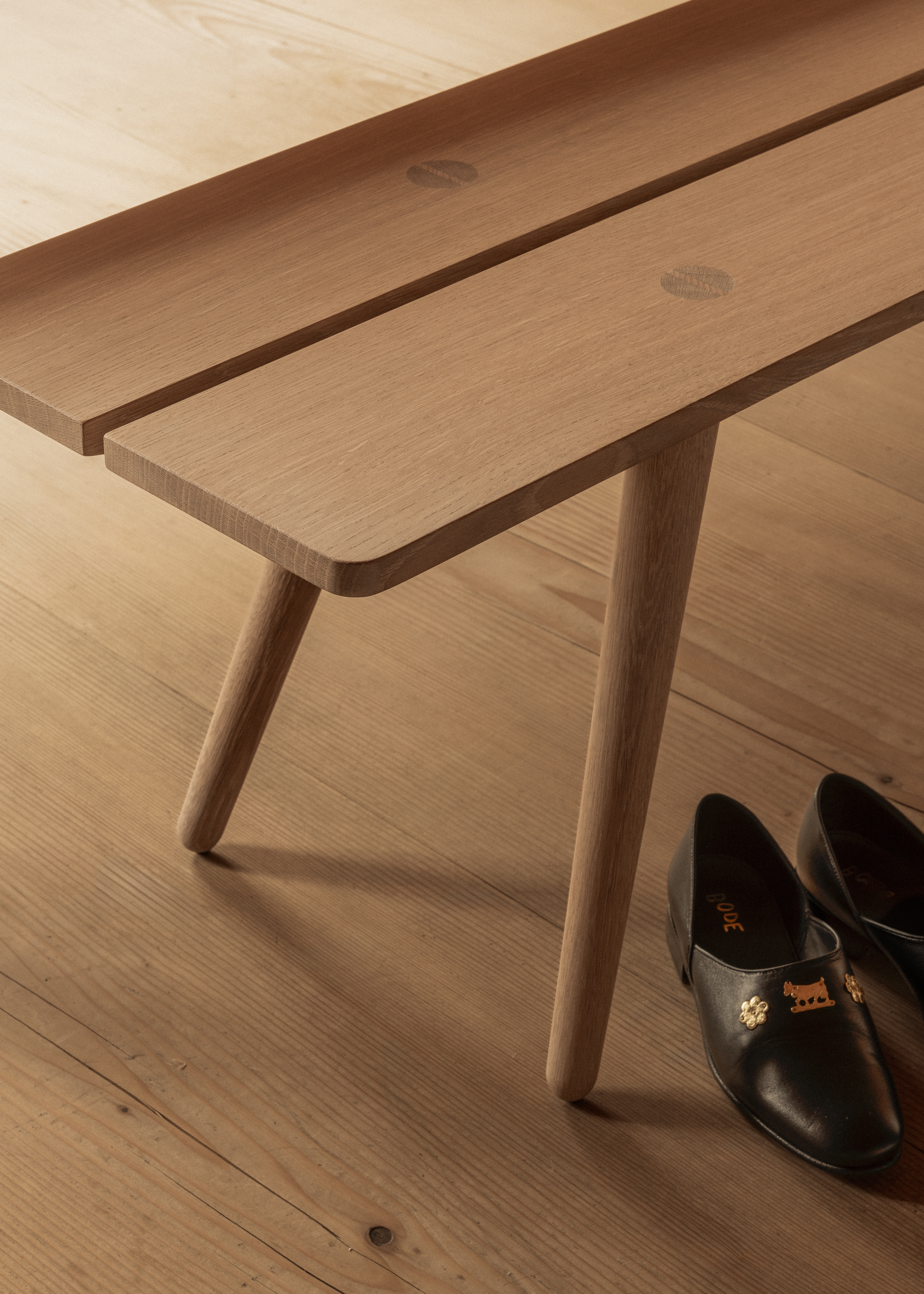 seitz-traditional-home-chalet-bench-detail