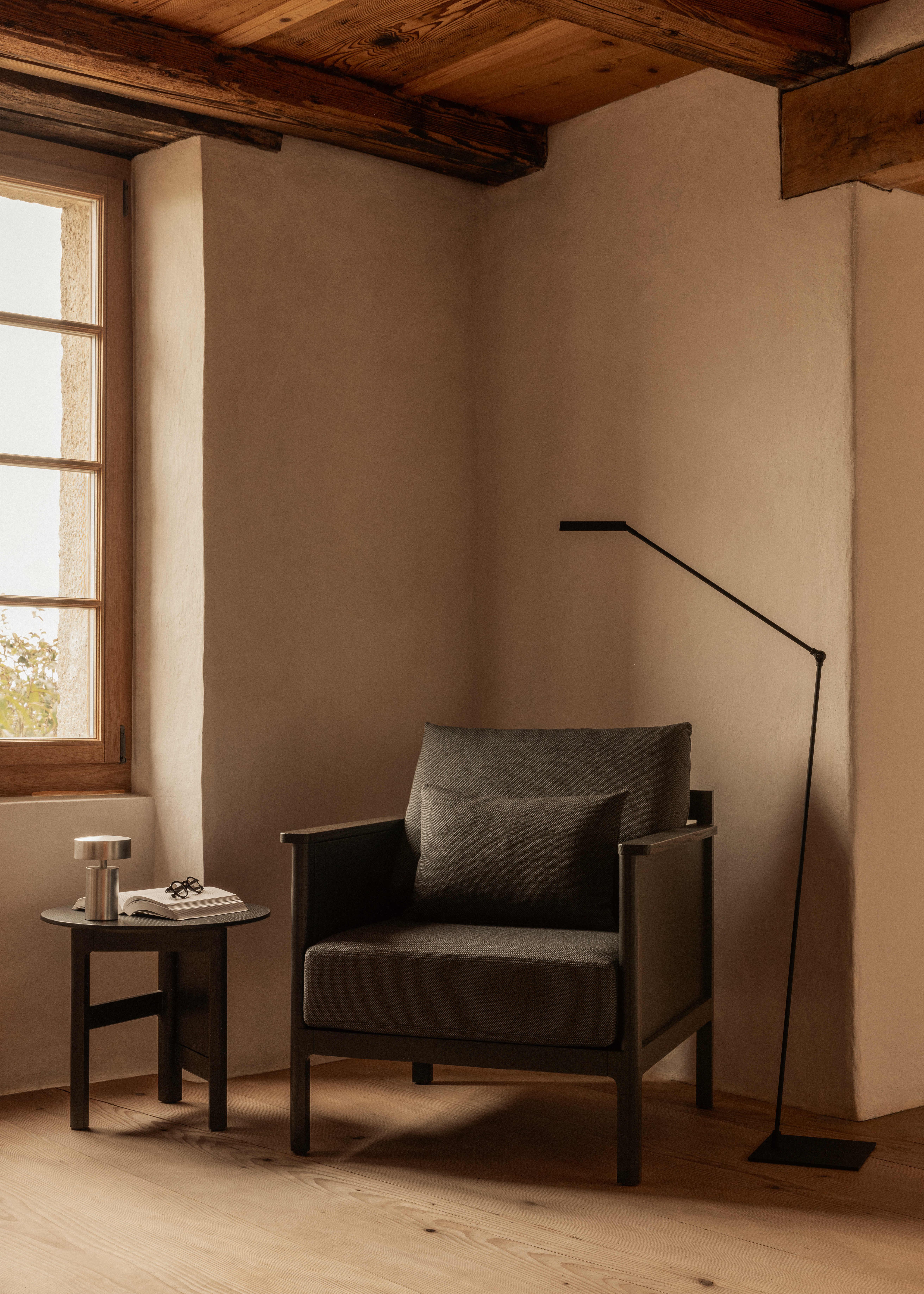 seitz-traditional-home-helm-armchair-and-limmat-side-table