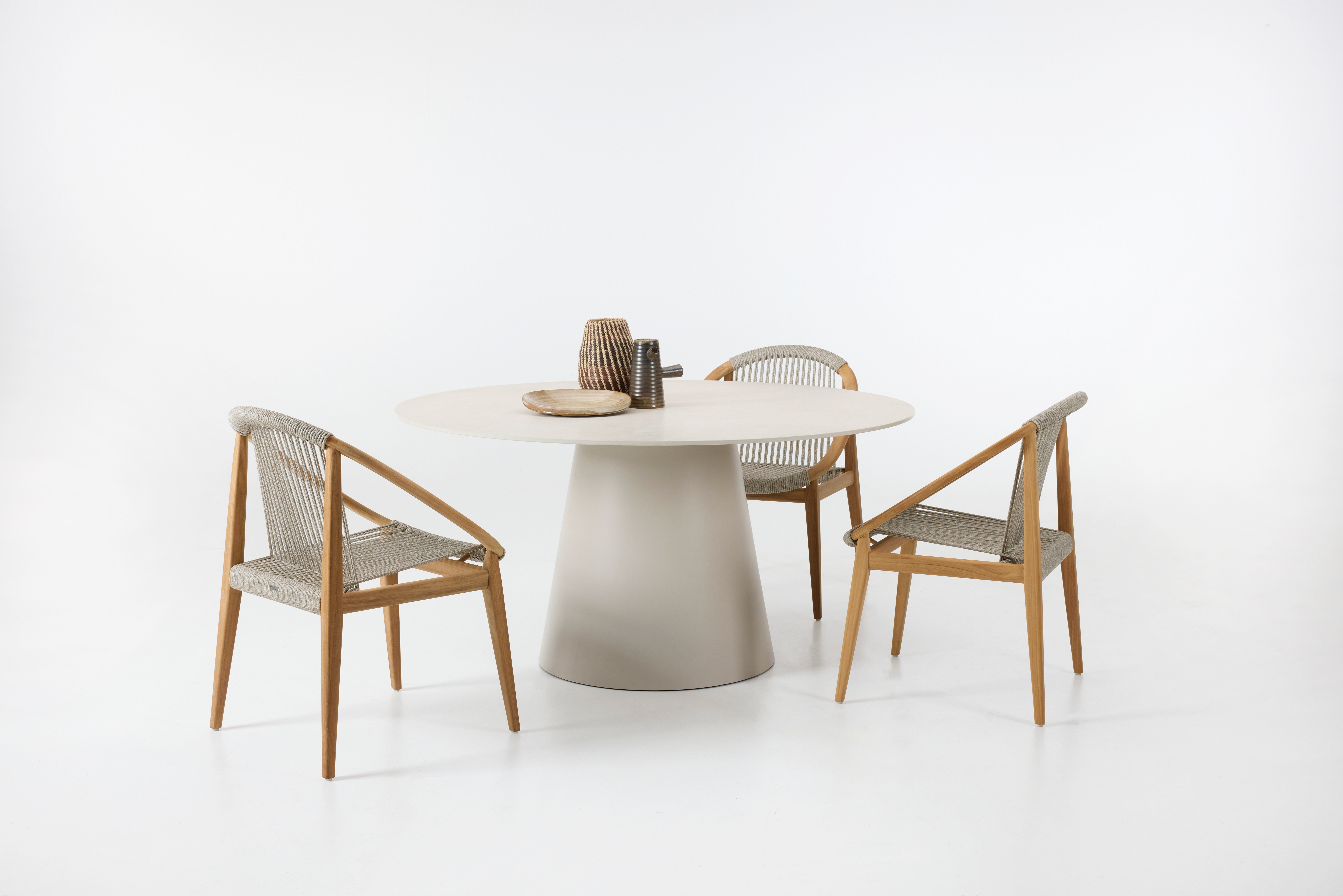vincent-sheppard-sandro-dining-table-round-frida-dining-chair-dune-white-300dpi