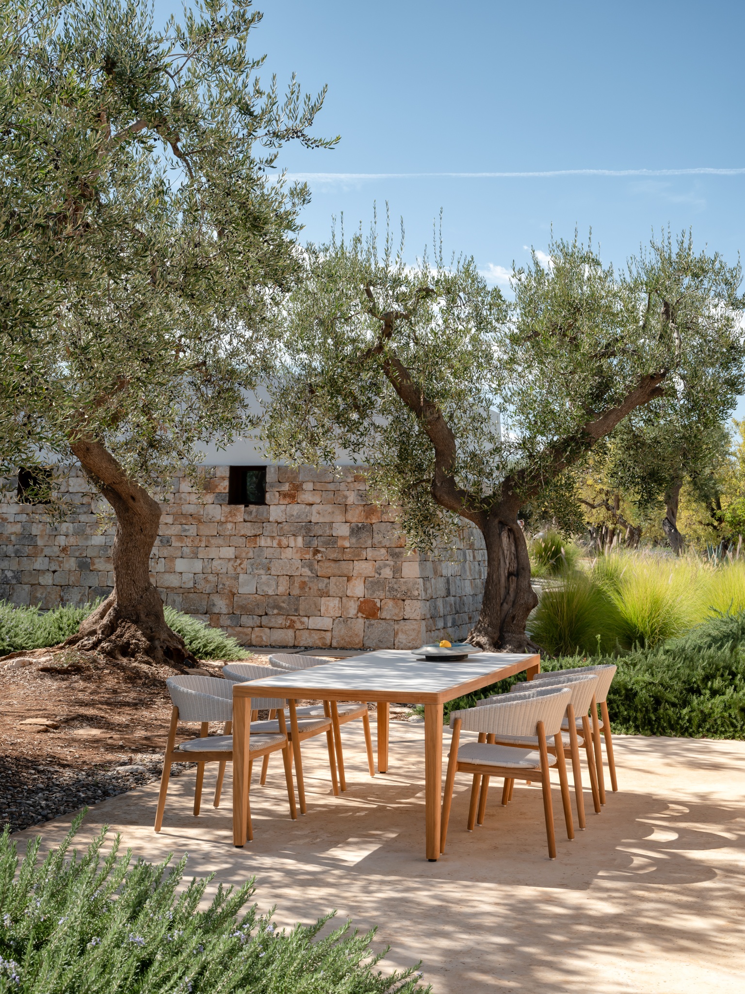 vincentsheppard-monadiningchair-voltadiningtable-a2-300dpi