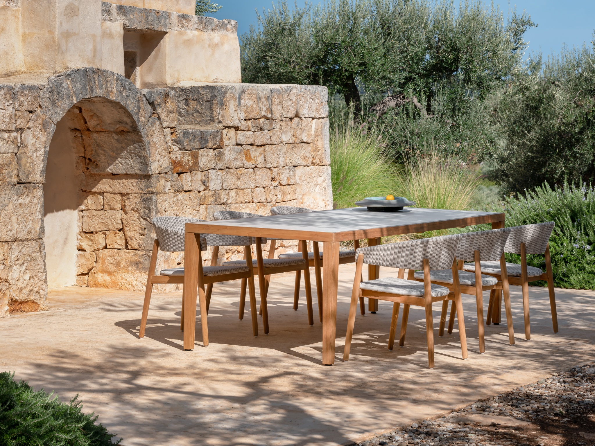 vincentsheppard-monadiningchair-voltadiningtable-a4-300dpi