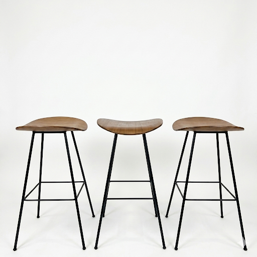 gubi-2d-bar-stool-09a7f98c-01a0-4012-92f6-6d3211000e7a