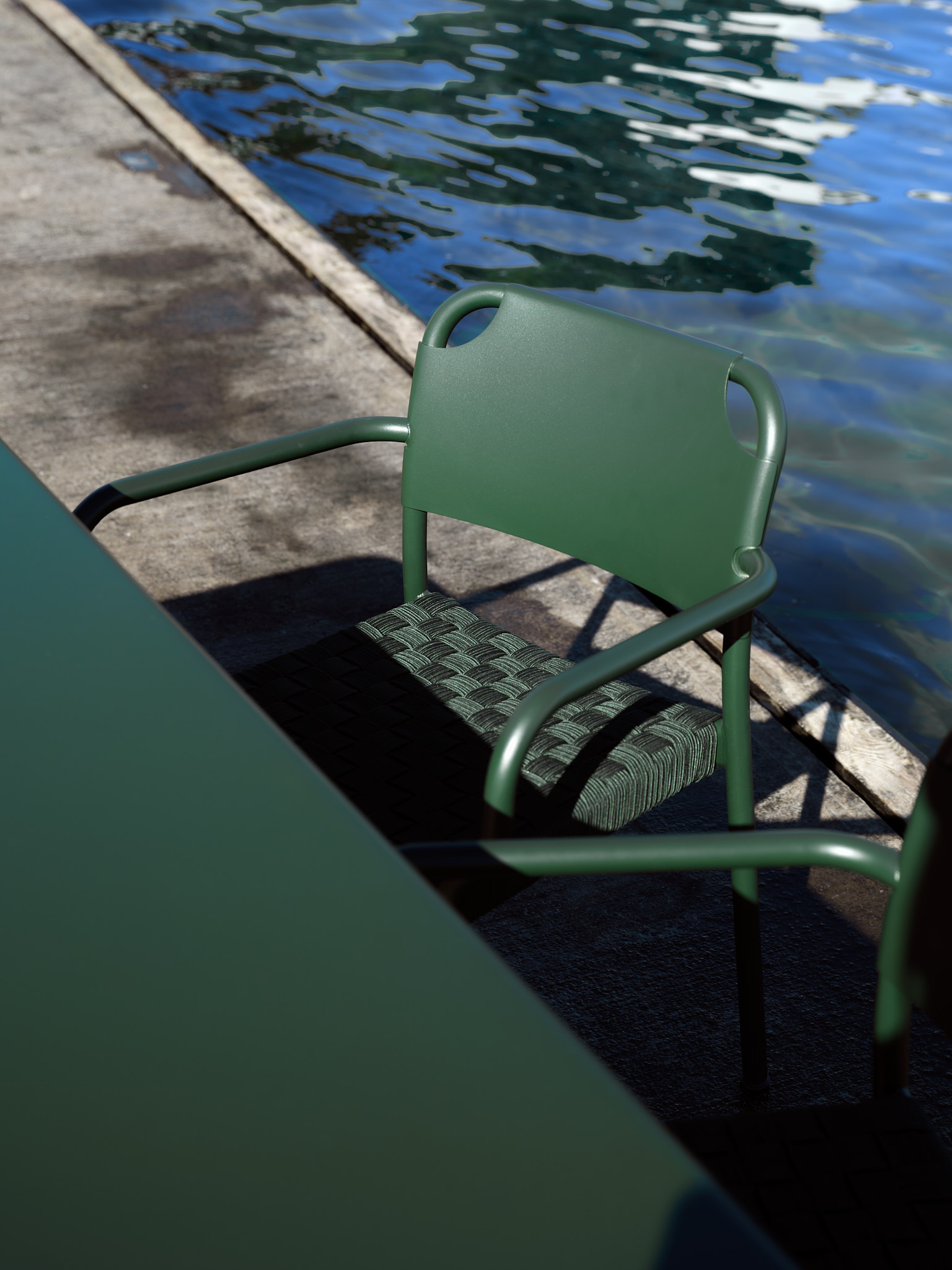 FH_Vind_Table_Armchair_closeup_Hunter_Green_low