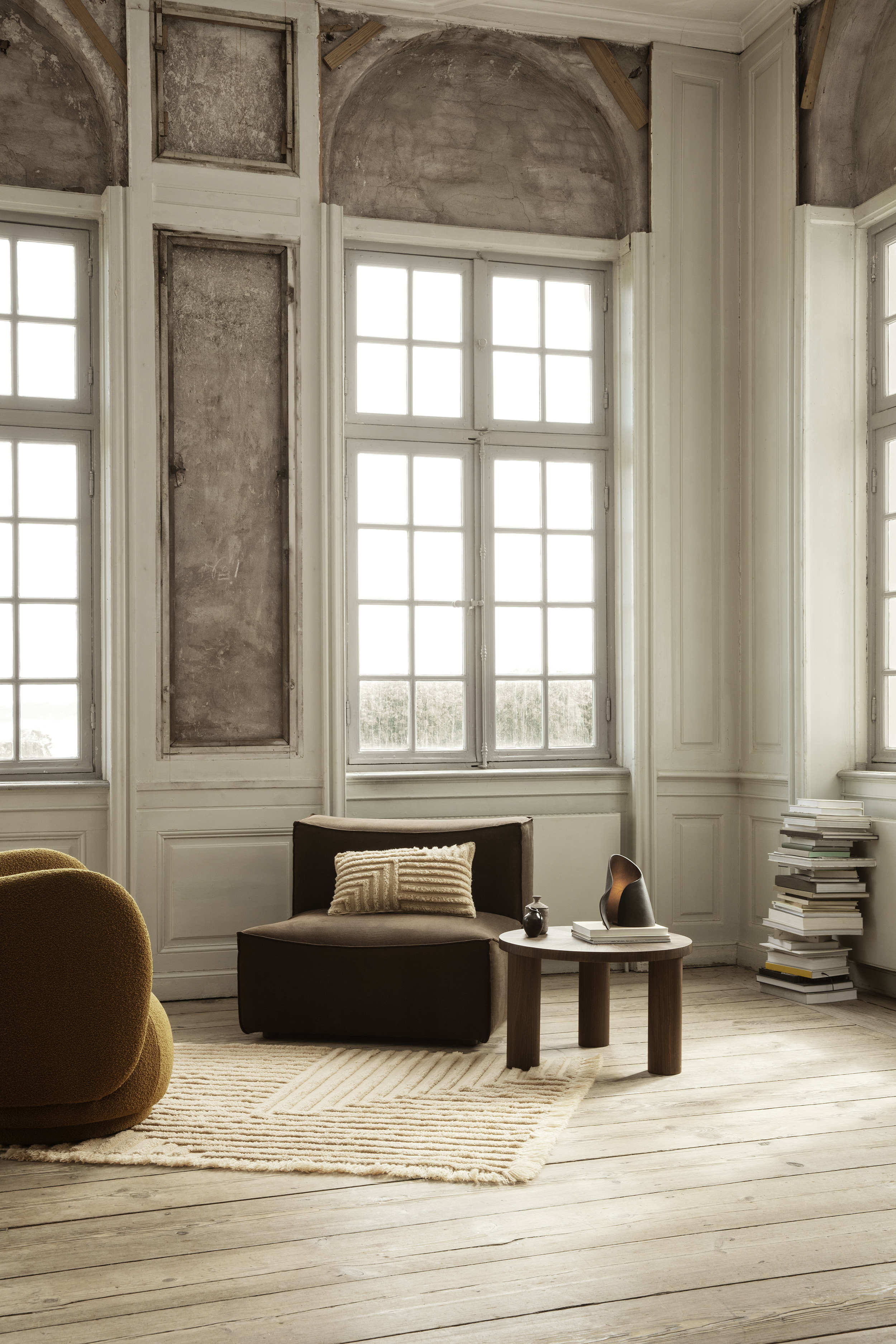 fermLIVING-AW21-CreaseWoolRugLightSand-OysterTableLamp-CreaseWoolCushion40x60LightSand-image