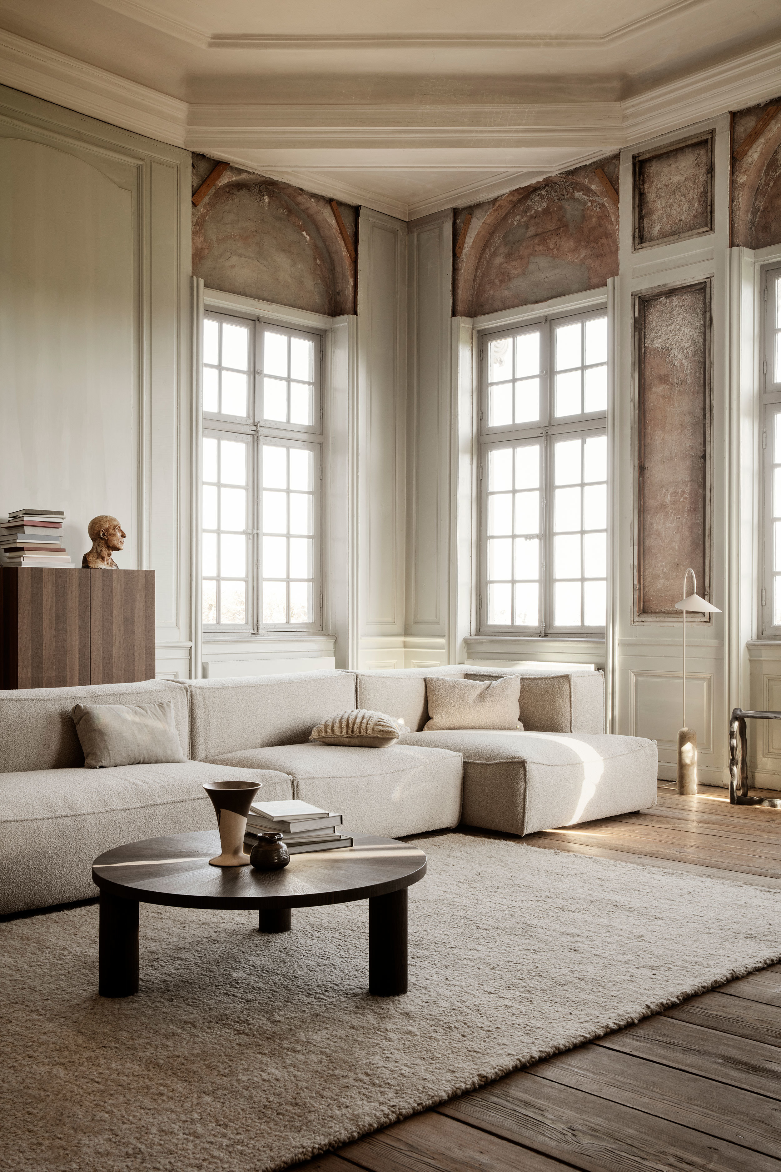 fermLIVING-SS22-PostCoffeeTable-FloresVase-image-1