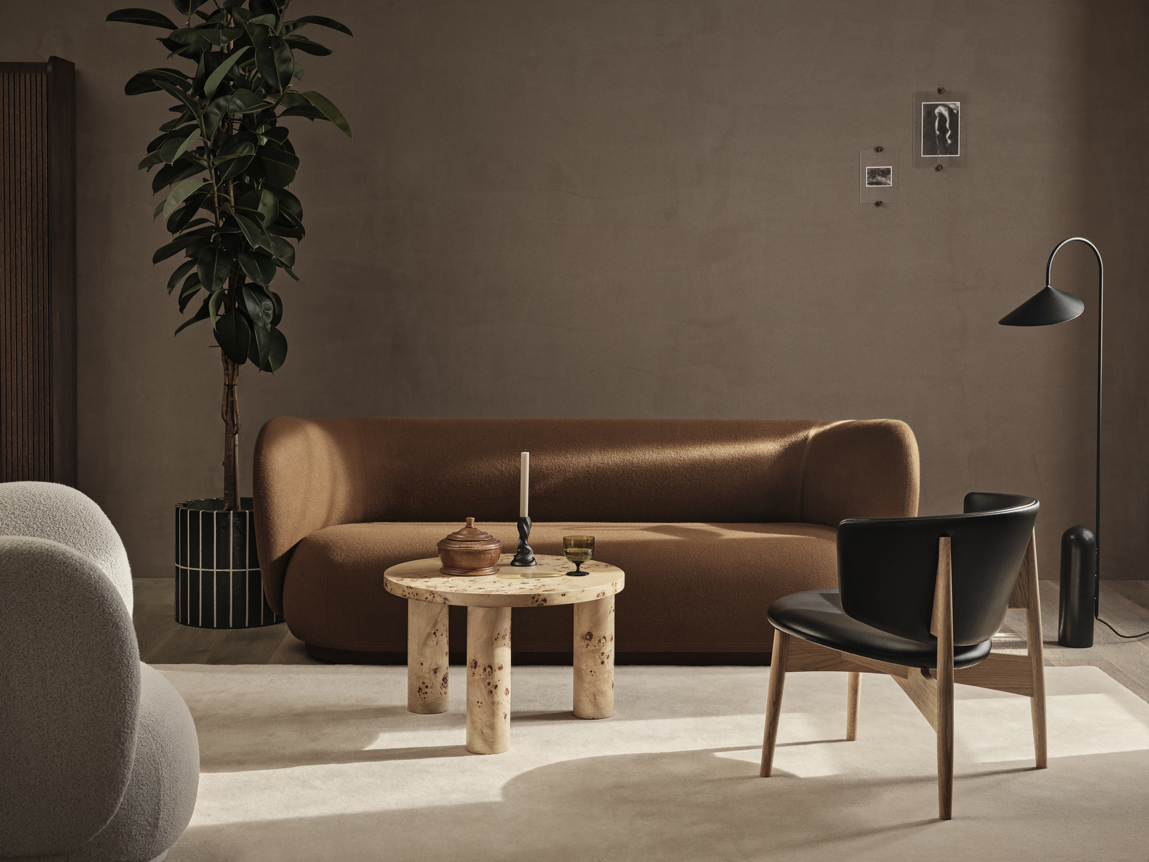 fermLIVING_SS24_PostCoffeeTable_Small_Burl_1104269341_HermanLoungeChair_EnvyBlackLeather_NaturalOakFrame_1104265835_1104269560_1104269581_1